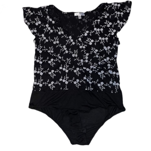 Nwt Roommates white Floral Top ruffle Bodysuit Size X-Large black v-neck button - Picture 1 of 10